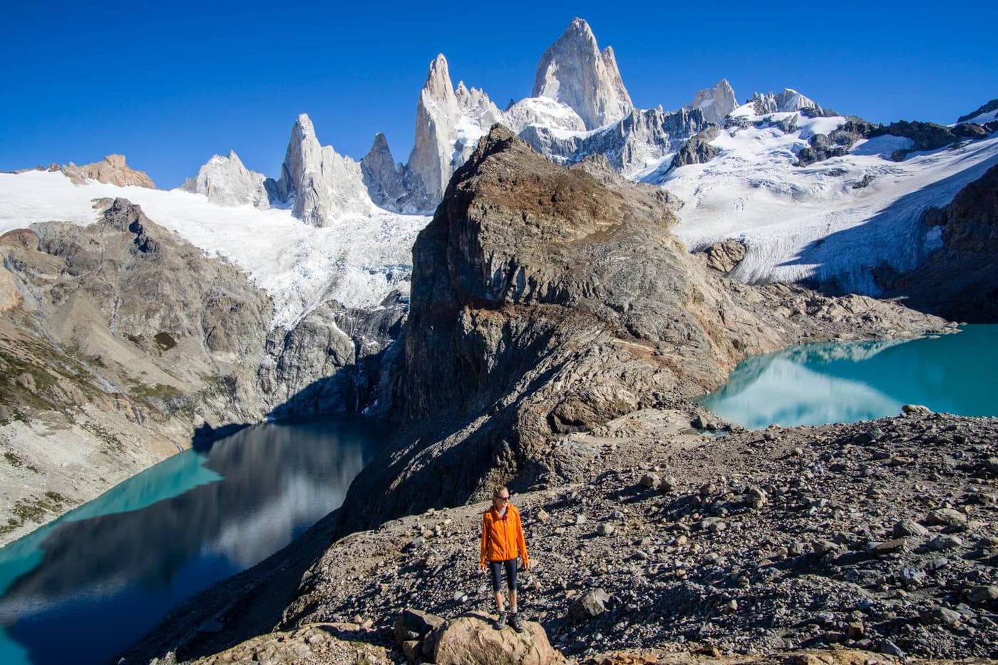 Caminante en el sendero frente al Fitz Roy